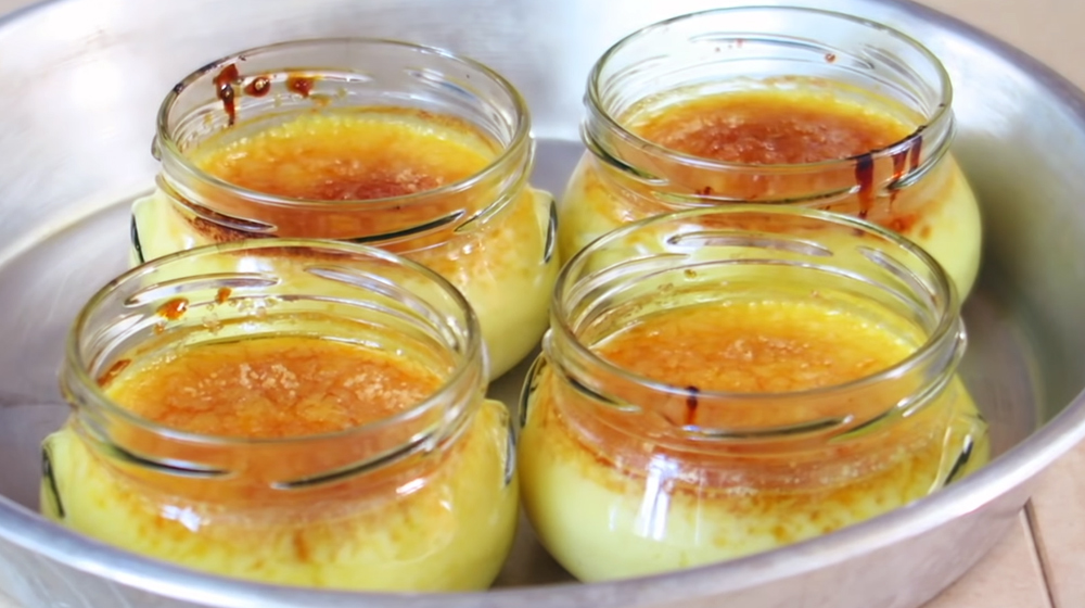 Crema catalana: la ricetta facile e veloce del dolce al cucchiaio di  origine spagnola
