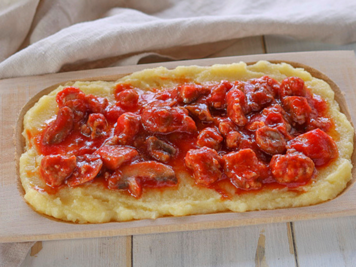 Polenta salsiccia e funghi