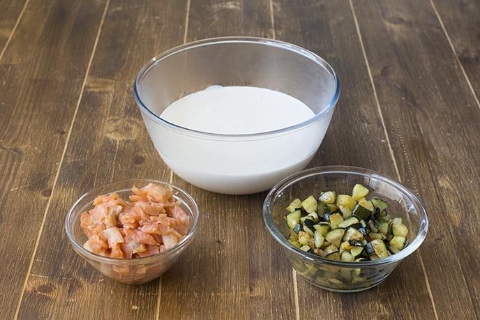 Pronta la besciamella, fatela intiepidire qualche minuto, quindi conditela con i cubetti di zucchine cotti in precedenza ed il salmone affumicato tritato grossolanamante.