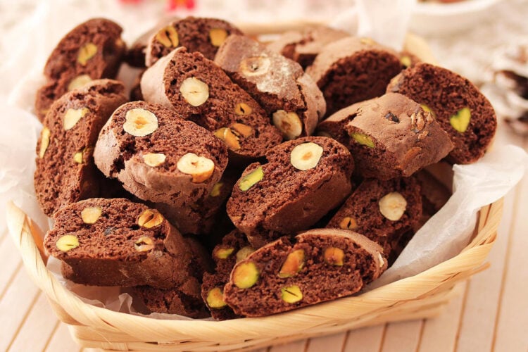 Cantucci al cioccolato con nocciole e pistacchi