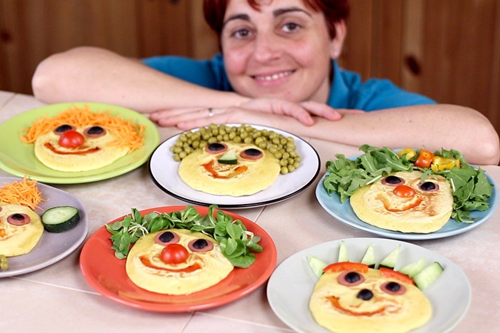 Pancakes salati smile per bambini con würstel e verdure - Ricetta Fatto  in casa da Benedetta