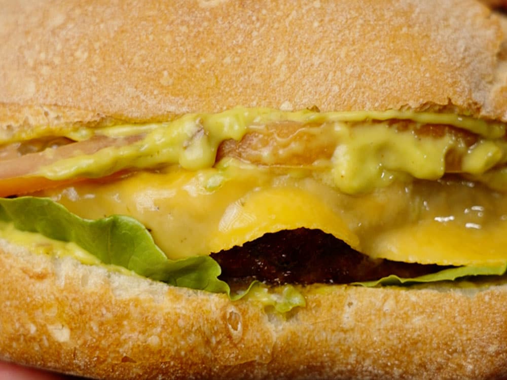 Hamburger cotti nella friggitrice ad aria: segui i nostri trucchi e saranno  morbidi e succosi 