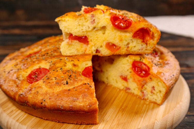 Focaccia allo yogurt con speck e pomodorini