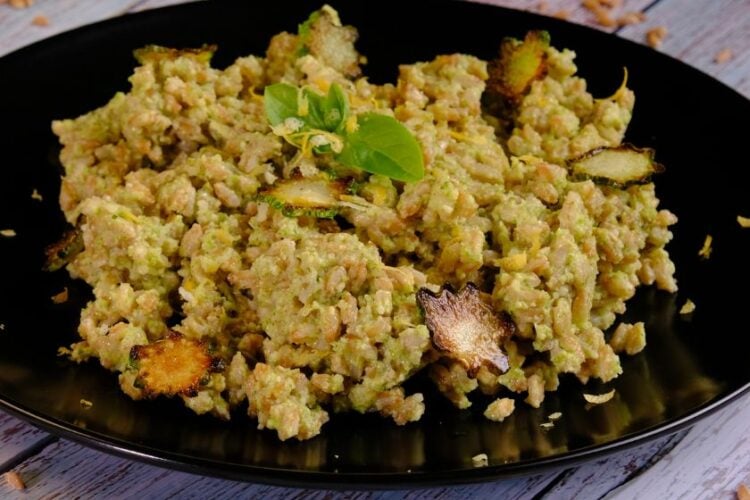 Farro con pesto di zucchine e mandorle