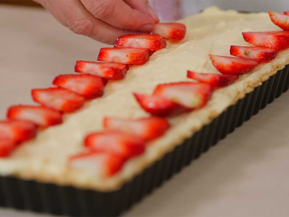 Crostata fredda crema e fragole con biscotti Oro Saiwa - Step 2