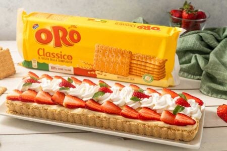 Crostata fredda crema e fragole con biscotti Oro Saiwa