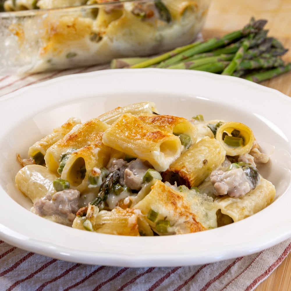 pasta al forno con asparagi e salsiccia