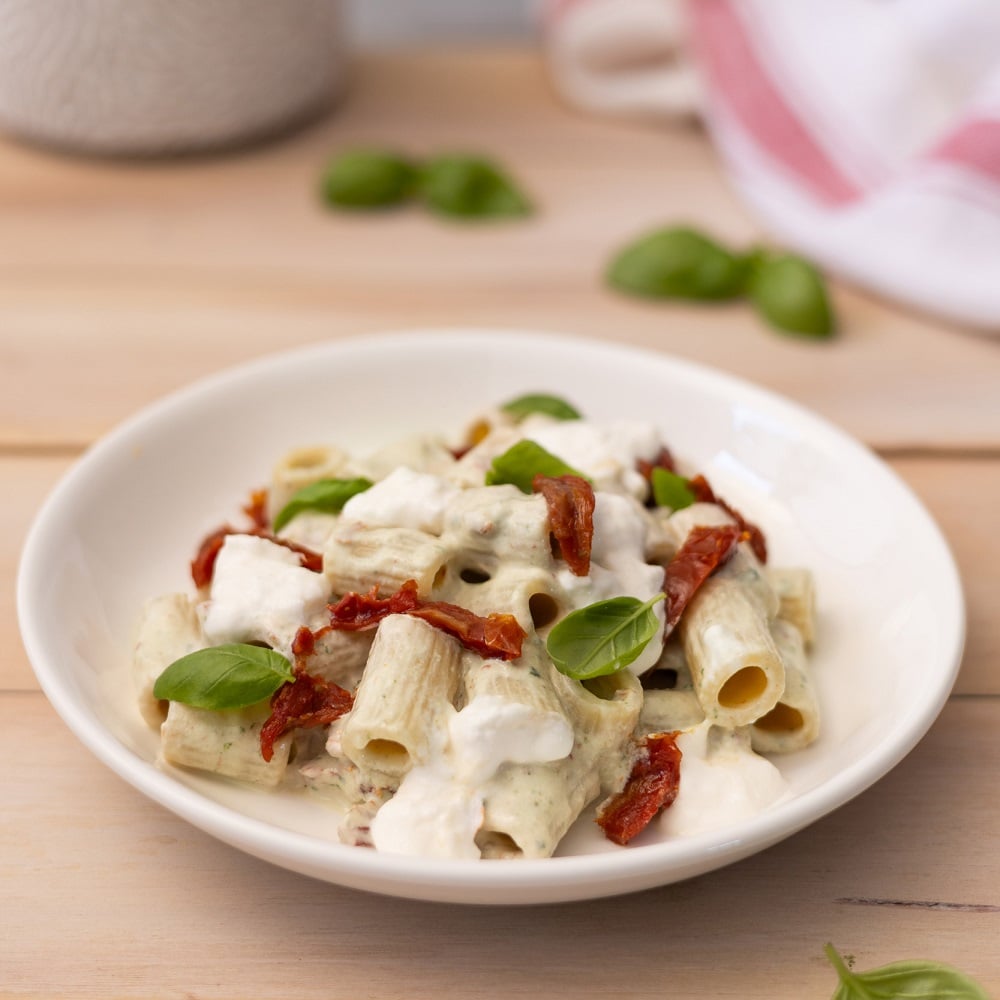 pasta con crema di burrata e pomodori secchi