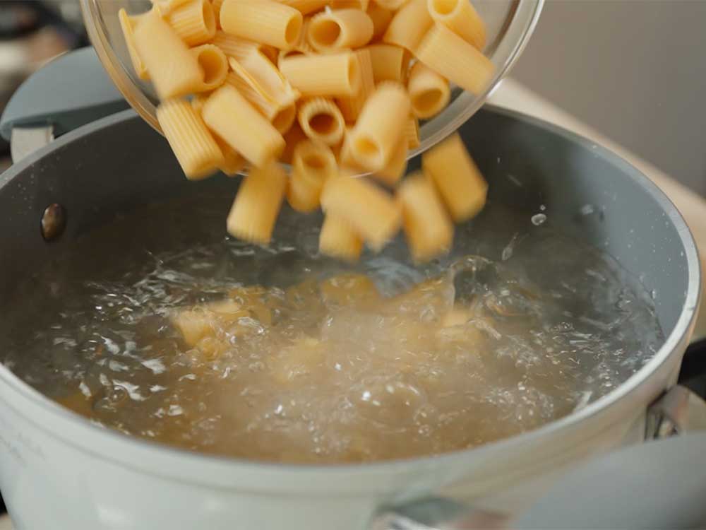 Pasta con crema di burrata e pomodori secchi - Step 1