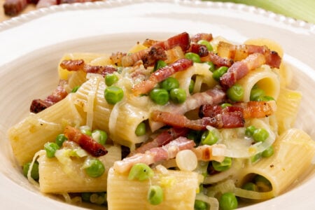 Pasta porri, piselli e pancetta