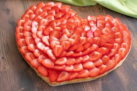 Torta cuore di sfoglia con crema e fragole