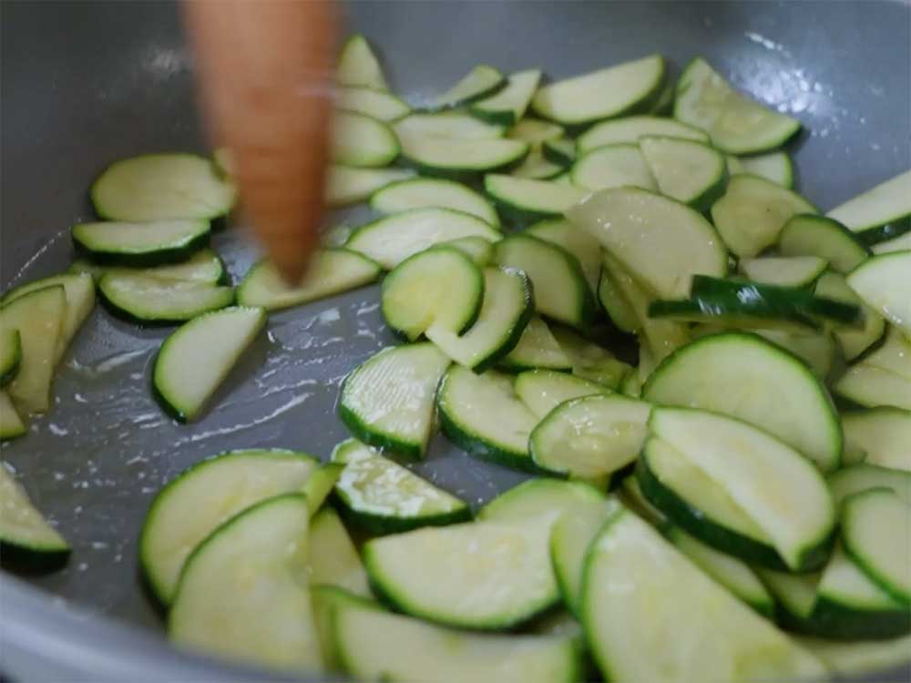 Pasta con pesto di pomodori secchi e zucchine - Step 7