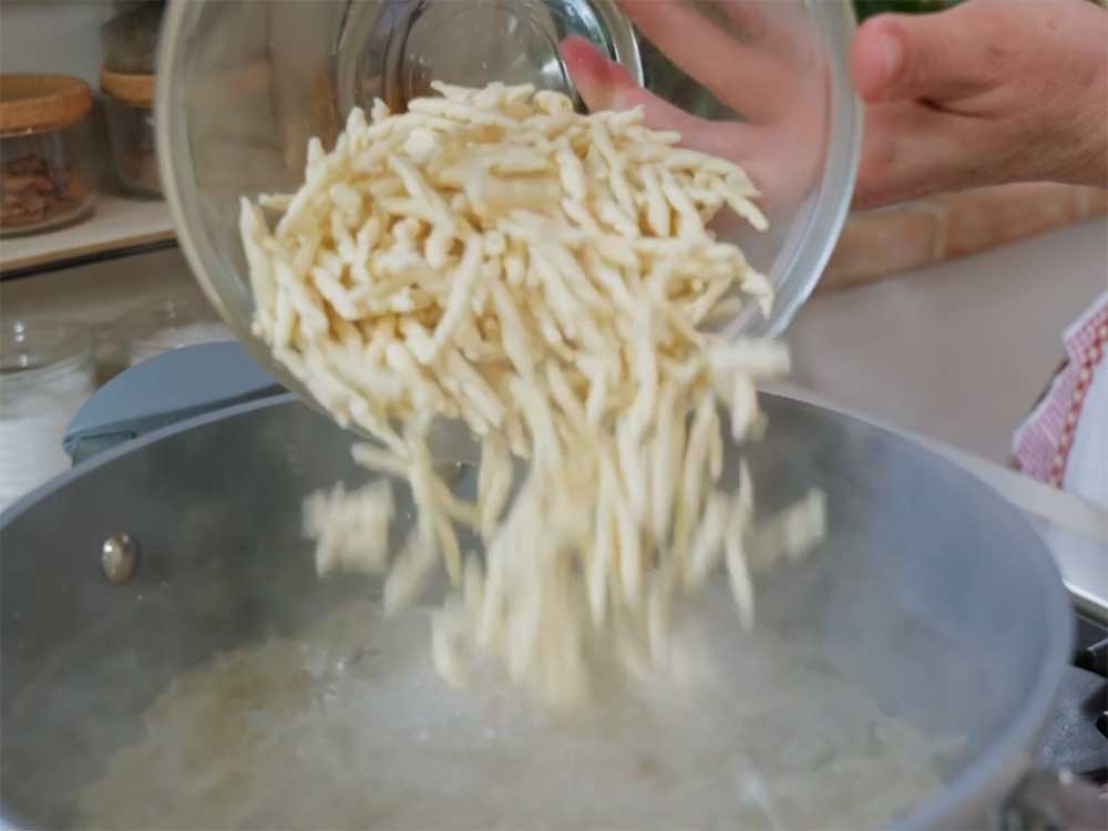 Pasta con pesto di pomodori secchi e zucchine - Step 8