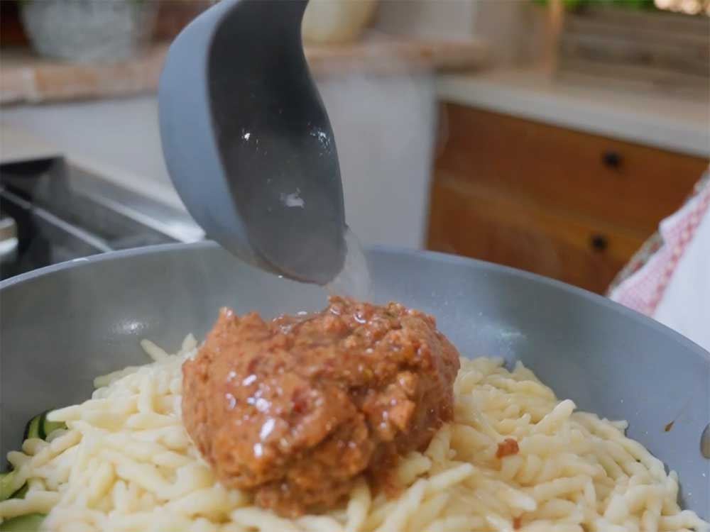 Pasta con pesto di pomodori secchi e zucchine - Step 9