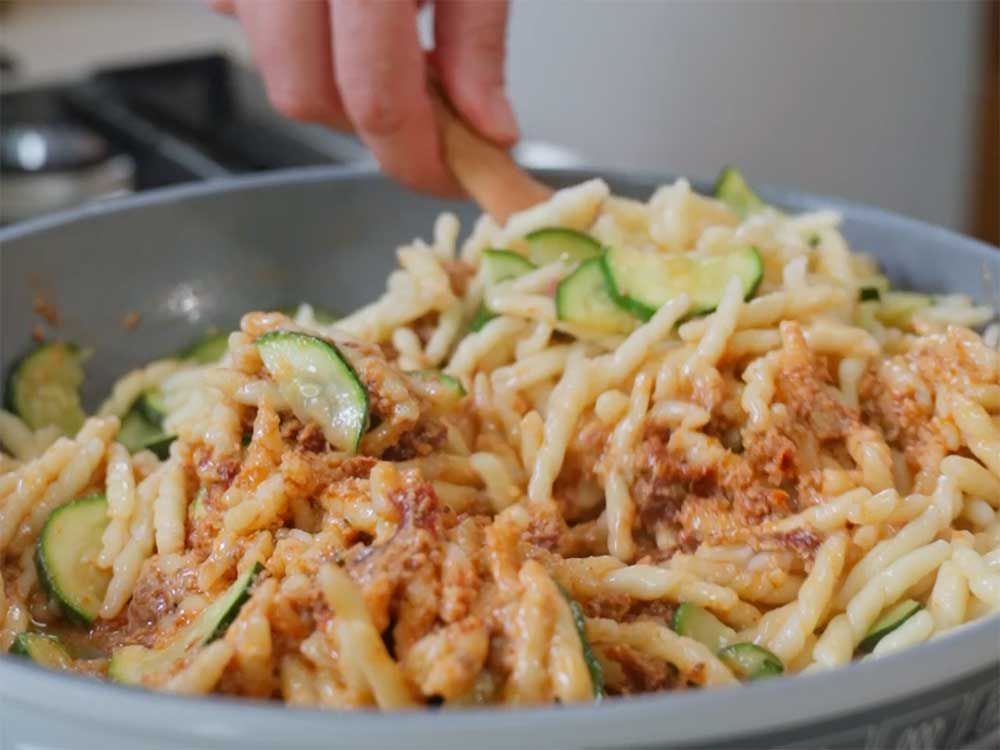 Pasta con pesto di pomodori secchi e zucchine - Step 10