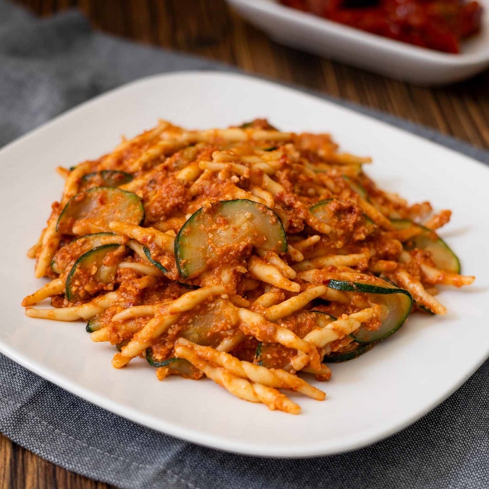 pasta con pesto di pomodori secchi e zucchine