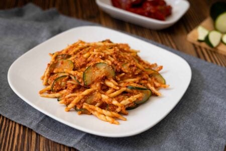 Pasta con pesto di pomodori secchi e zucchine