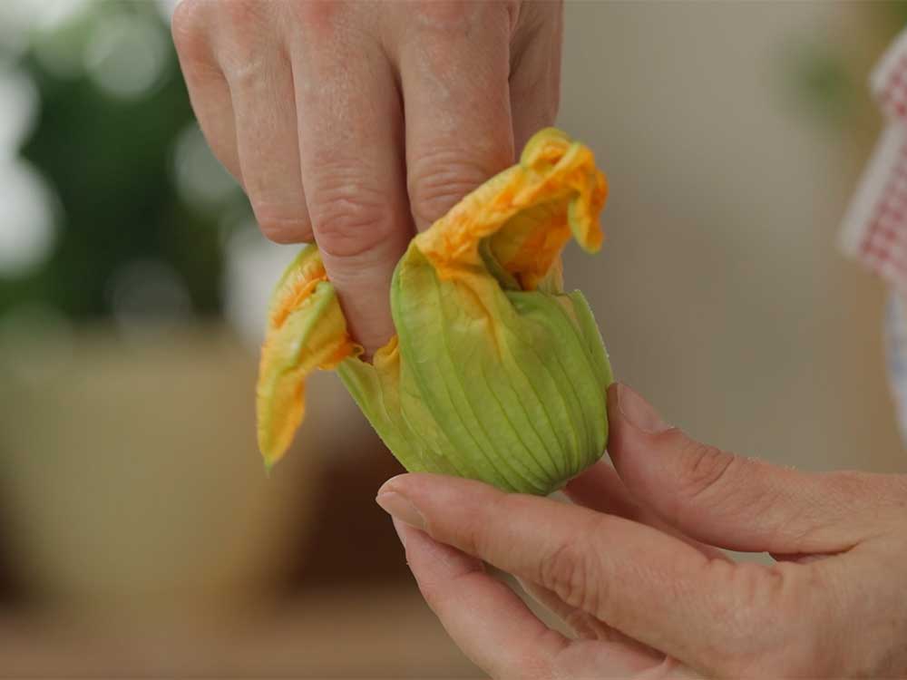 3 idee con i fiori di zucca - Step 1