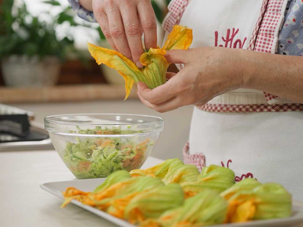 Fiori di zucca zucchine e salmone - Step 5