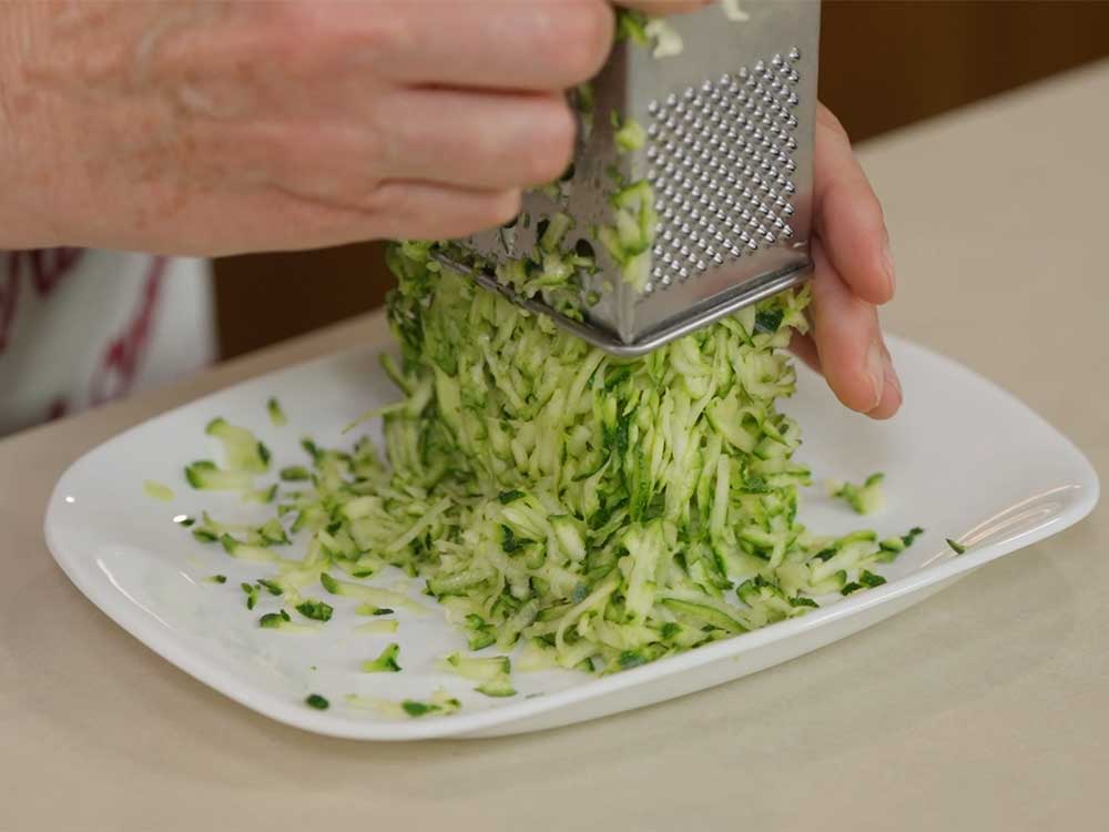 Fiori di zucca zucchine e salmone - Step 1