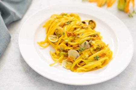 Linguine vongole e fiori di zucca