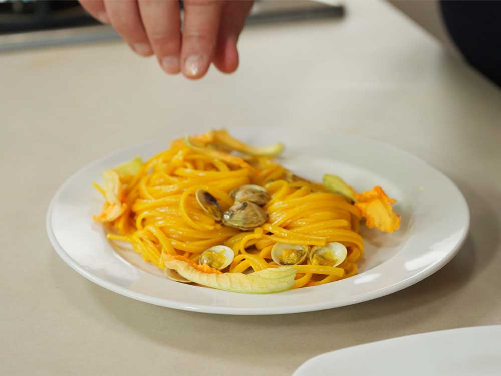 Linguine vongole e fiori di zucca - Step 10