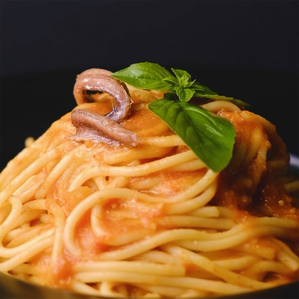 spaghetti con crema di pomodorini arrosto e alici