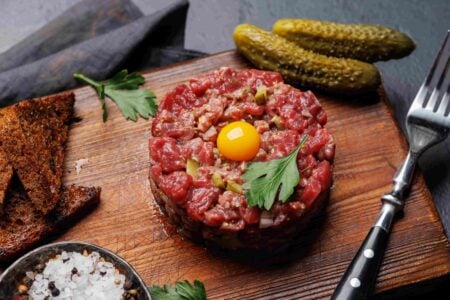 Carne cruda: guida al condimento e alla presentazione