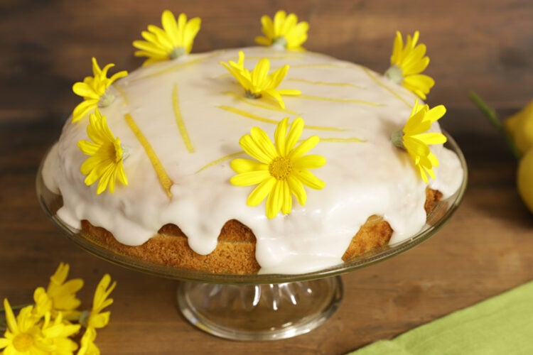 Lemon drizzle cake