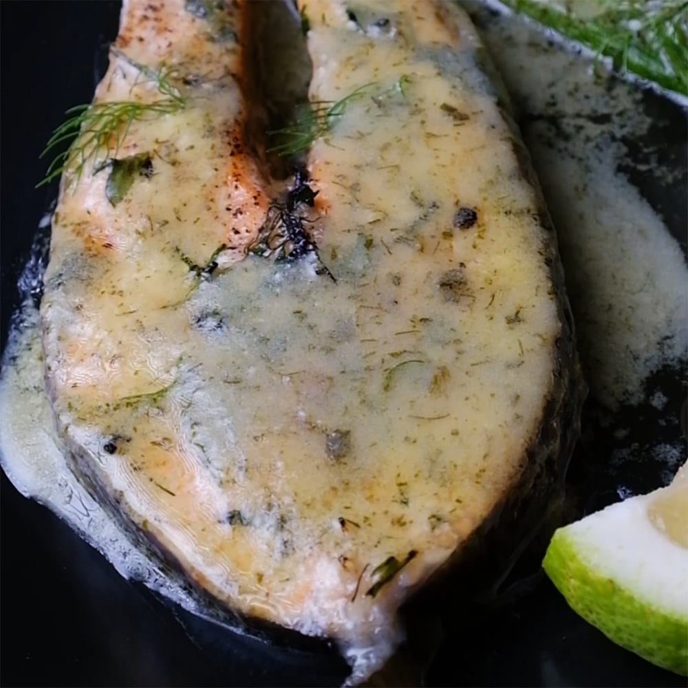 salmone al forno con salsa al limone ed erbe