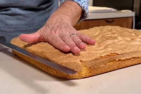 Come tagliare il pan di Spagna